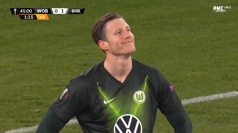 Pogledajte kako se igrač Wolfsburga nasmijao od muke kad je vidio kako je promašio penal