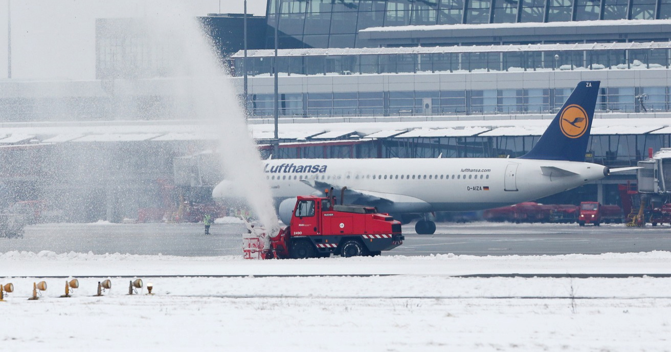 Putnici zbog mećave proveli osam sati u avionu na pisti u Münchenu