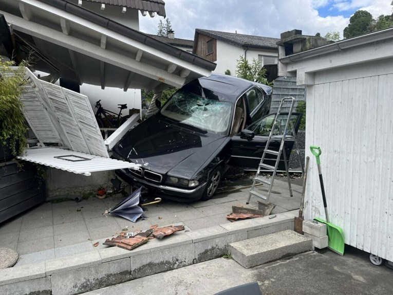 FOTO Vozač BMW-a išao parkirati. Ovako je to završilo