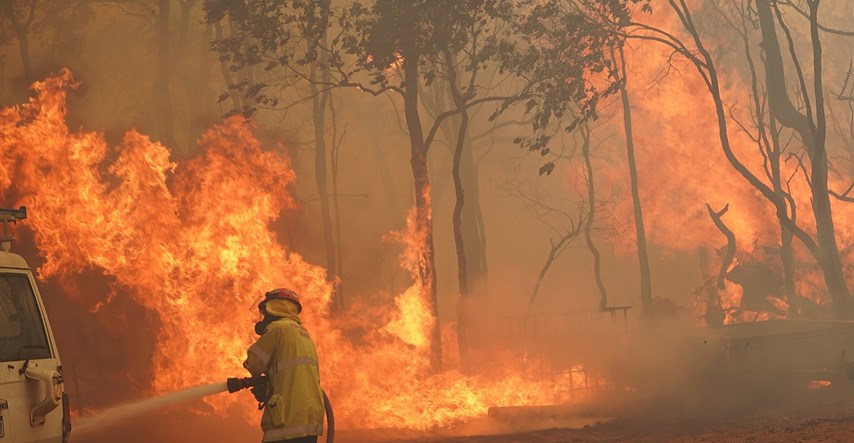 Veliki požar u Australiji, izgorjelo više od 70 kuća. Pogledajte galeriju