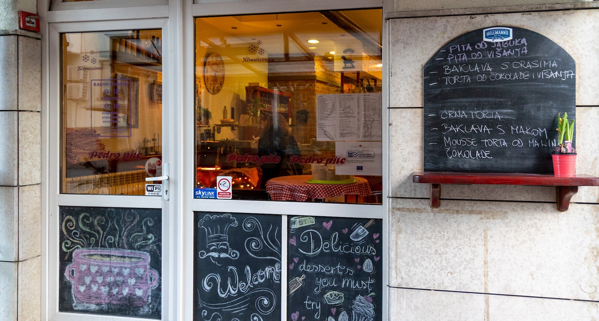 Kila pite 10-ak eura, porcije ogromne, svaki dan novi meni za gablece. Bili smo