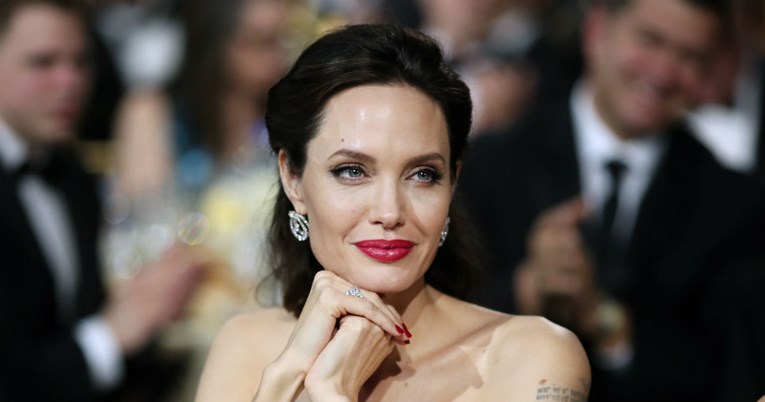 Angelina Jolie izgleda prekrasno u haljini koja nikada ne izlazi iz mode