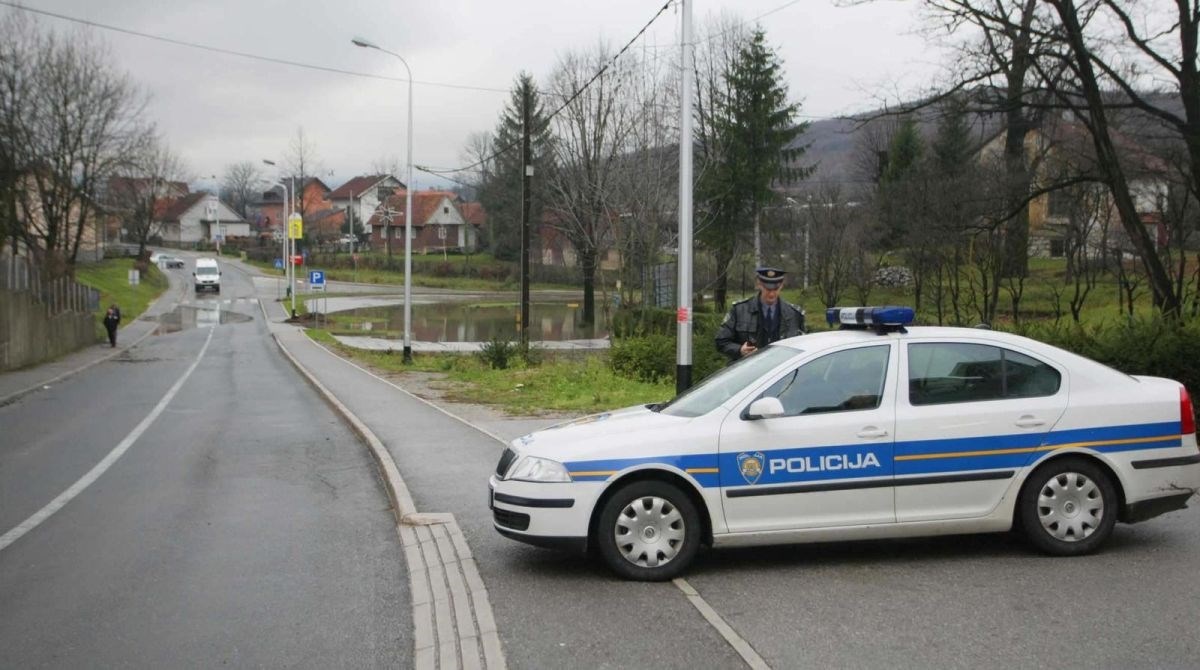 Dva muškarca u Ogulinu počinila prometni prekršaj pa napala policajca