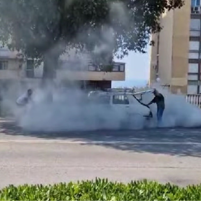 VIDEO U Splitu se zapalio auto, u njemu bio stariji čovjek. Spasio ga vlasnik lokala
