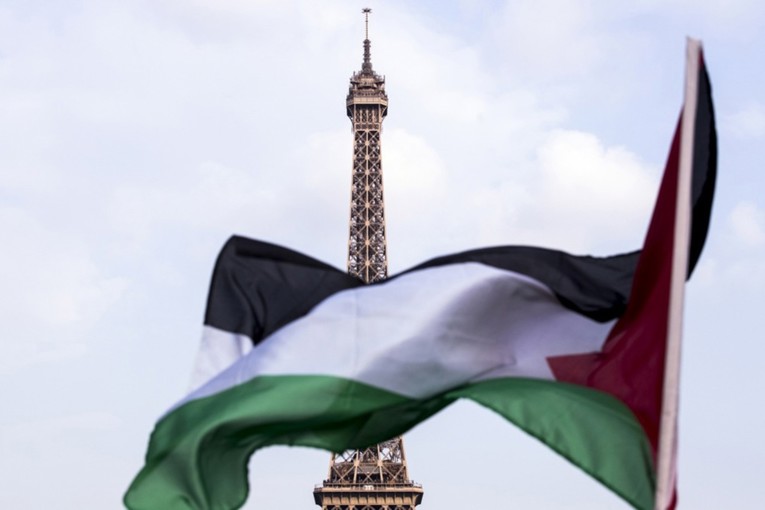 Na Eiffelovom tornju razvili palestinsku zastavu, uhićeni su