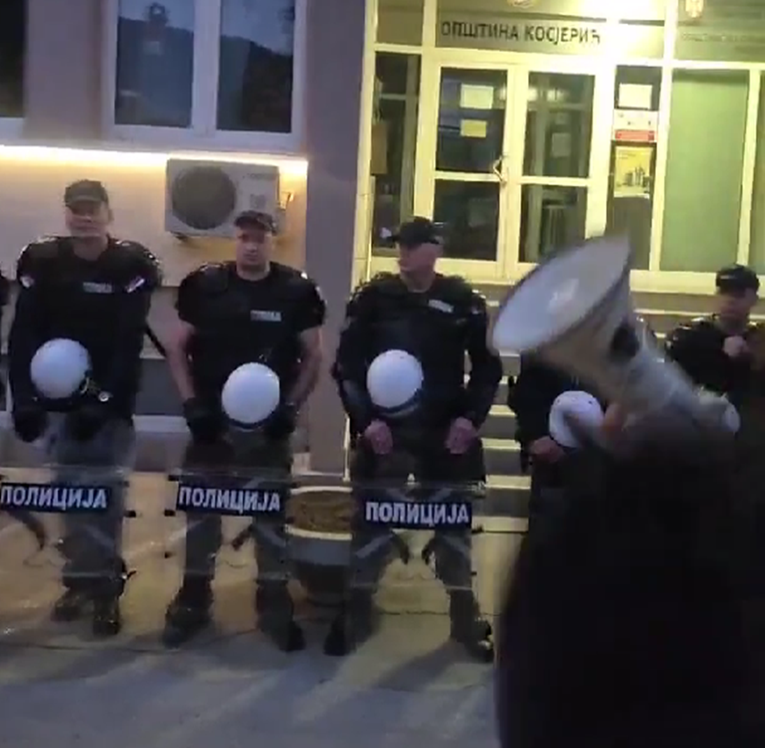 Oporba od vučićevaca izgubila za 51 glas. Studenti izašli na ulice