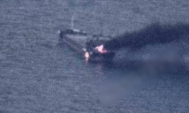 VIDEO Ruski dron pogodio brod u turskom vlasništvu, izbio požar. Poginuo kuhar