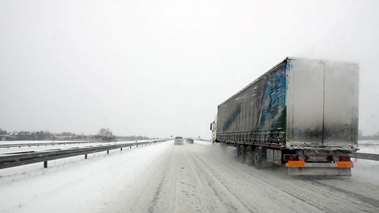 Zbog zimskih uvjeta i bure otežan promet u Hrvatskoj