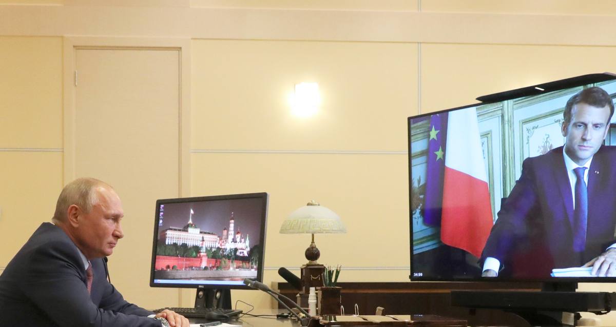 Putin u telefonskom pozivu uvjeravao Macrona da se Navalni sam otrovao