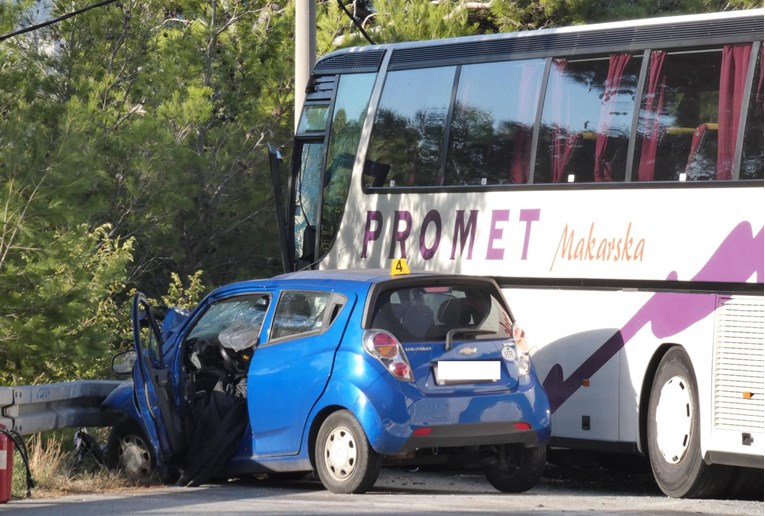Žena poginula u sudaru vojnog autobusa, busa s djecom i auta. 14 je ozlijeđenih