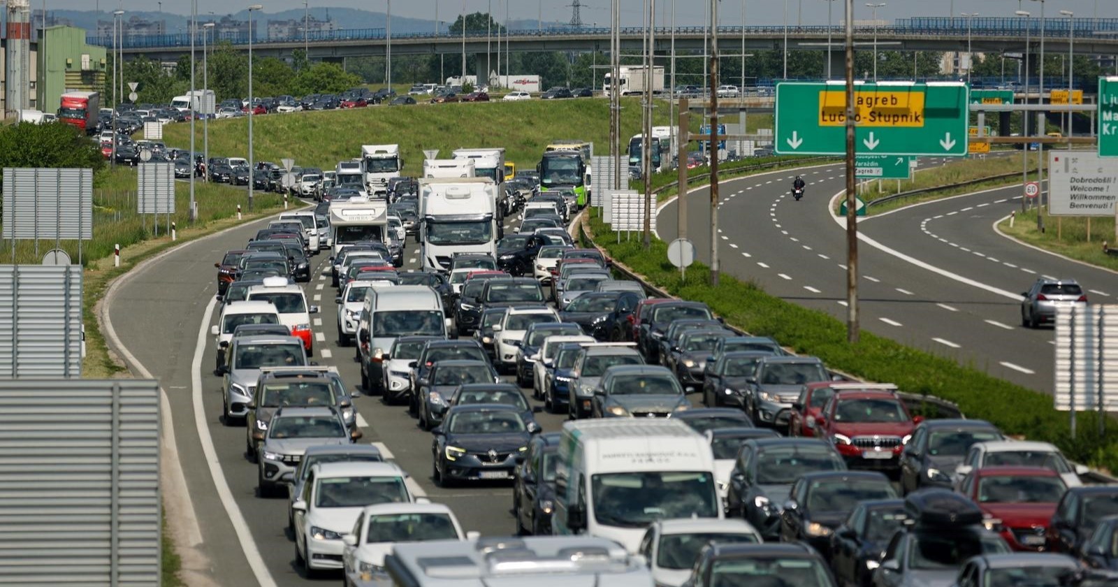 Ogromne gužve: Kolone na autocestama, na granicama se čeka satima