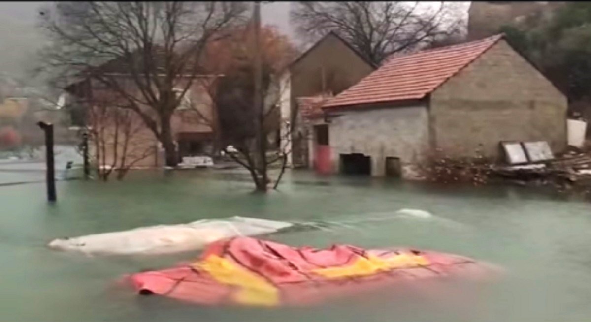 Rekordna kiša i poplave diljem Jadrana. Sve više ljudi bježi, situacija je sve gora