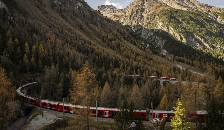 Najduži putnički vlak koji je ikada vozio prošao kroz Švicarske Alpe