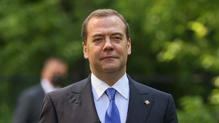 Britansko ministarstvo umjesto slike sankcioniranog oligarha objavilo sliku Medvedeva