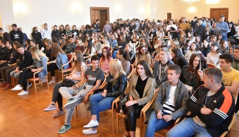 Zaklada Hrvatska za djecu dodjeljuje 322.000 eura stipendija učenicima i studentima