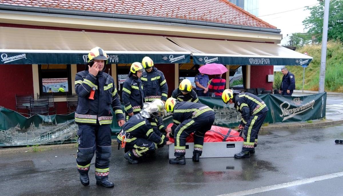 Muškarac u Zagrebu prijetio samoubojstvom, došli vatrogasci i policija