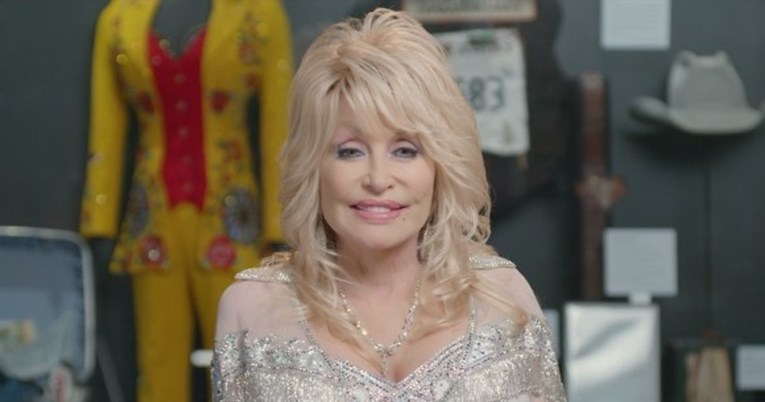 Dolly Parton u 76. godini pozirala u outfitu Playboyeve zečice