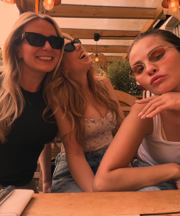 Selena Gomez ne skida sunčane naočale u stilu 90-ih, koštaju 80 eura