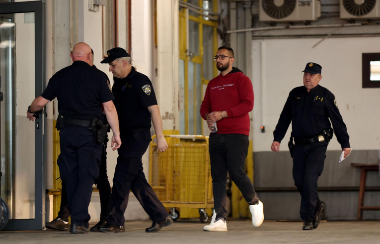 Pogledajte privođenje ekipe danas uhićenog "kralja taksista"