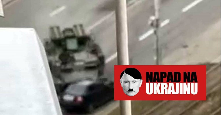 UZNEMIRUJUĆE Oklopnjak u Kijevu pregazio civilni auto u vožnji