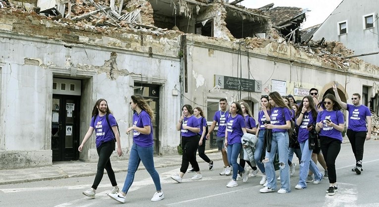 Maturanti u Petrinji pozirali ispred škole pa prošetali razrušenim gradom