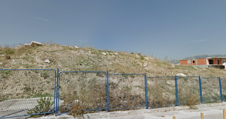 Ugašen požar na ilegalnom odlagalištu otpada u Splitu