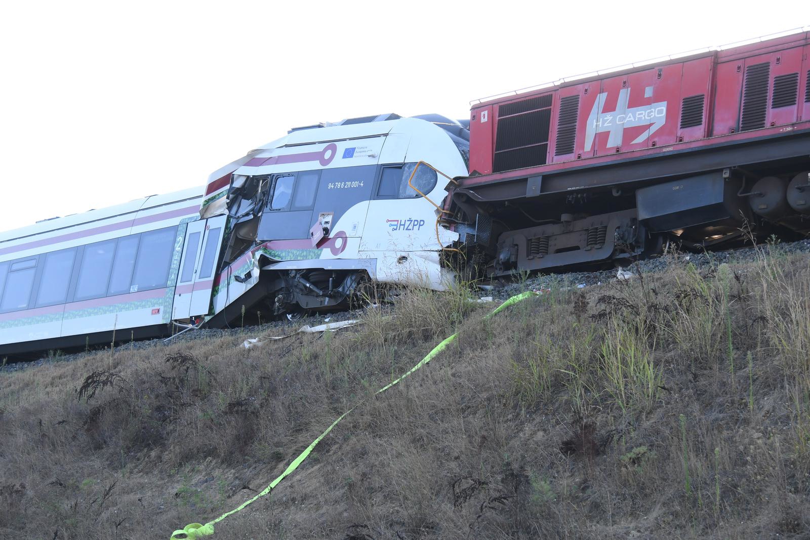 Počelo uklanjanje vlakova koji su se sudarili kod Križevaca