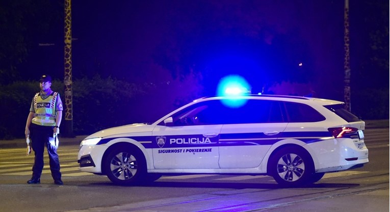 Mladić u Zagrebu bježao od policije i bacao vrećice s drogom kroz prozor auta