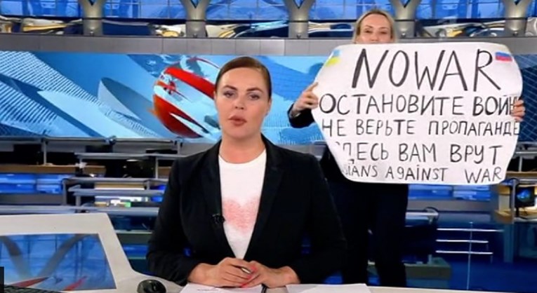Ne zna se gdje je urednica koja je upala na rusku emisiju s antiratnim plakatom