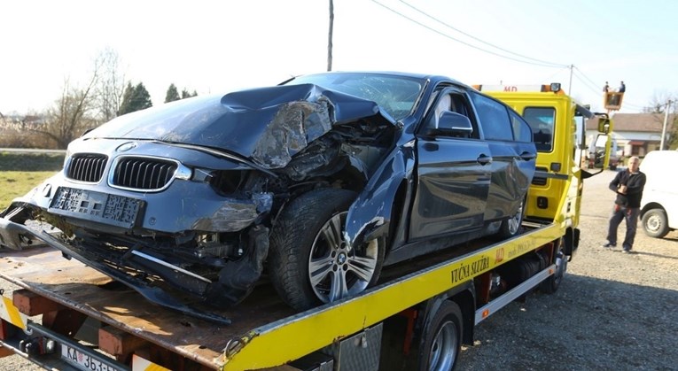 Nesreća u Pisarovini: BMW završio na krovu u kanalu, ozlijeđene majka i beba