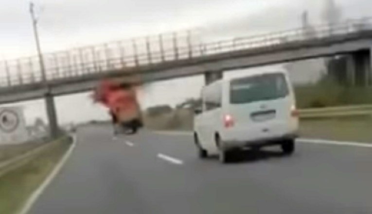 VIDEO Kamion udario prikolicom u nadvožnjak na obilaznici, drugi mu uzalud trubili