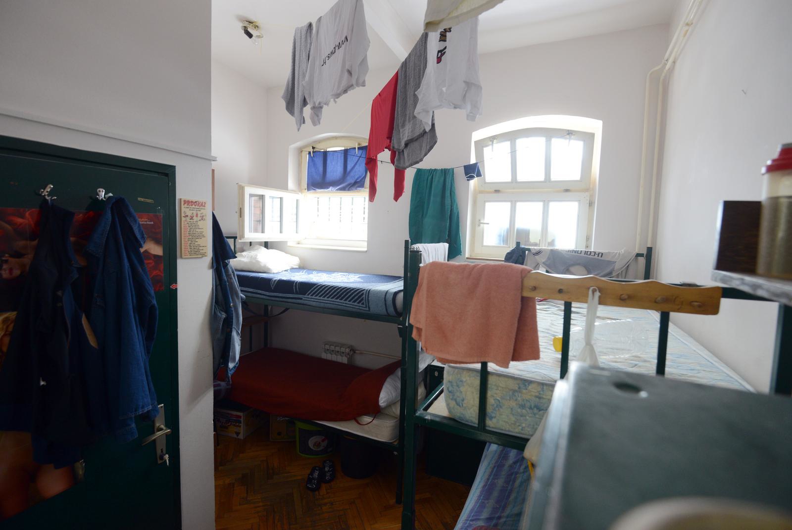 Sindikat pravosudne policije upozorava: zatvori pretrpani, ljudi spavaju po podu