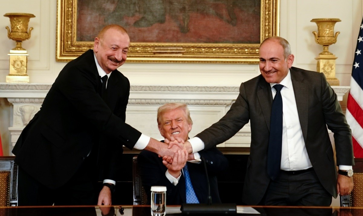 Desetljećima su ratovali, sad su pred Trumpom potpisali mir. Što taj mir donosi?