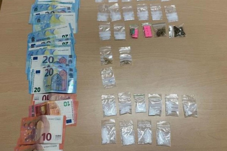 Policija u Tisnom zaustavila Britanca. Kod njega našli pet vrsta droge