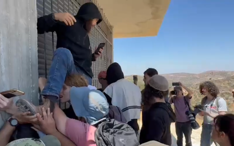 Izraelski doseljenici upali u palestinsko selo, provaljivali u kuću. Nisu uhićeni
