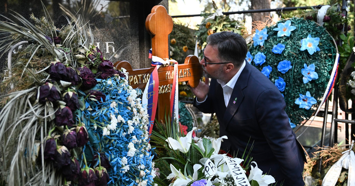 FOTO BiH ministar ljubio križ na grobu Ratka Mladića