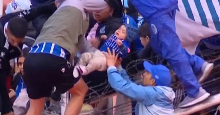 VIDEO Sukob navijača i policije u Argentini, roditelji s bebama bježali preko žice