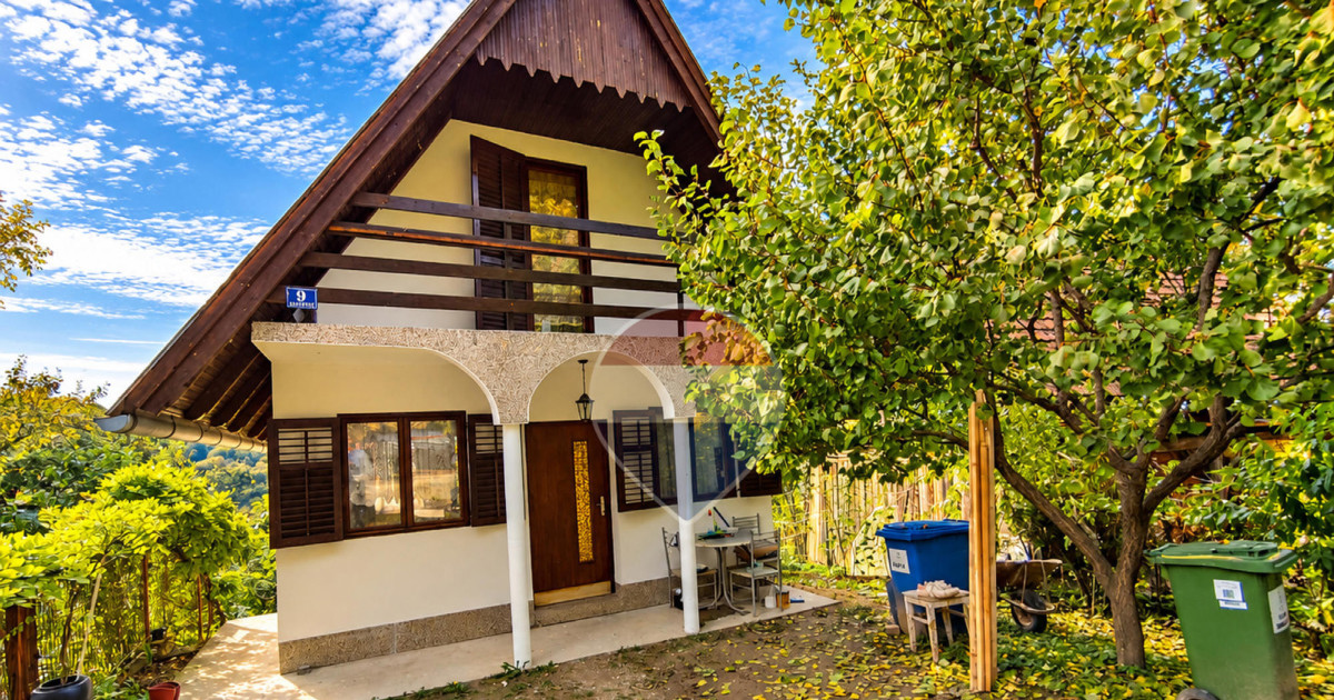 U Vodicama se prodaje kuća s tri odvojena stana. Cijena je 550.000 €