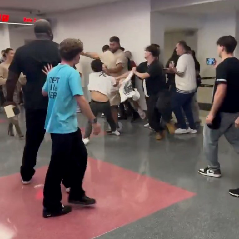 VIDEO Bivši UFC-ov prvak potukao se s četvoricom nakon borbe Joshue i Paula