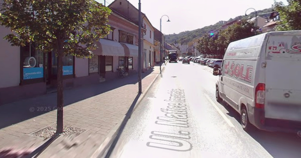 Mladić vozio pijan u Požegi. Zabio se u zid i srušio rasvjetni stup