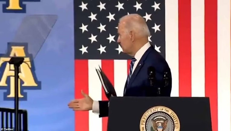 Širi se snimka neobičnog ponašanja predsjednika, s kim se to Biden rukuje?