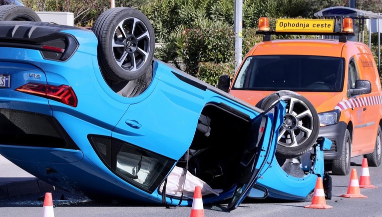 FOTO Audi u Splitu završio na krovu