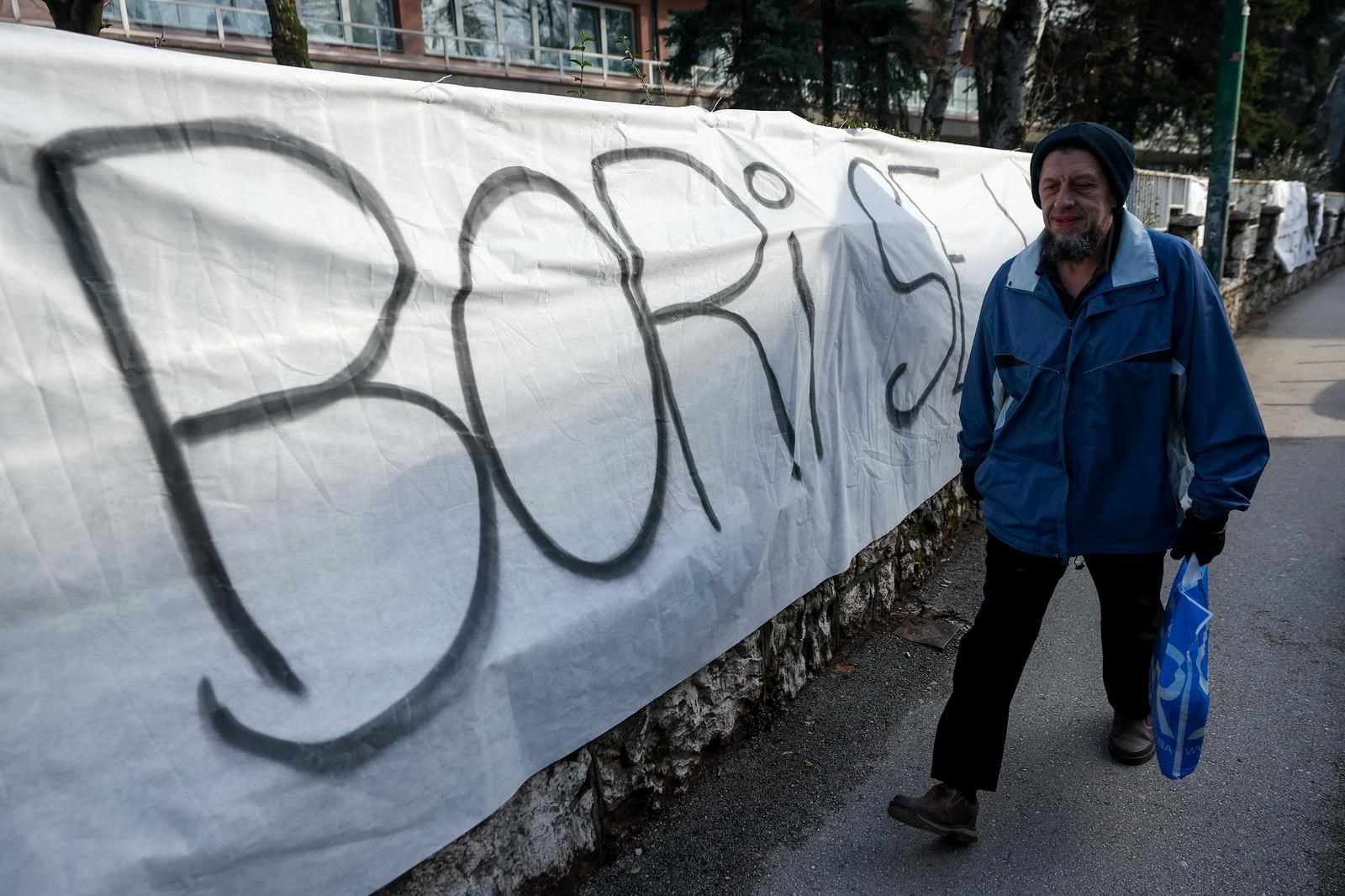 FOTO Probudila se Ella (17) iz Sarajeva, pogledajte poruke na ogradi bolnice