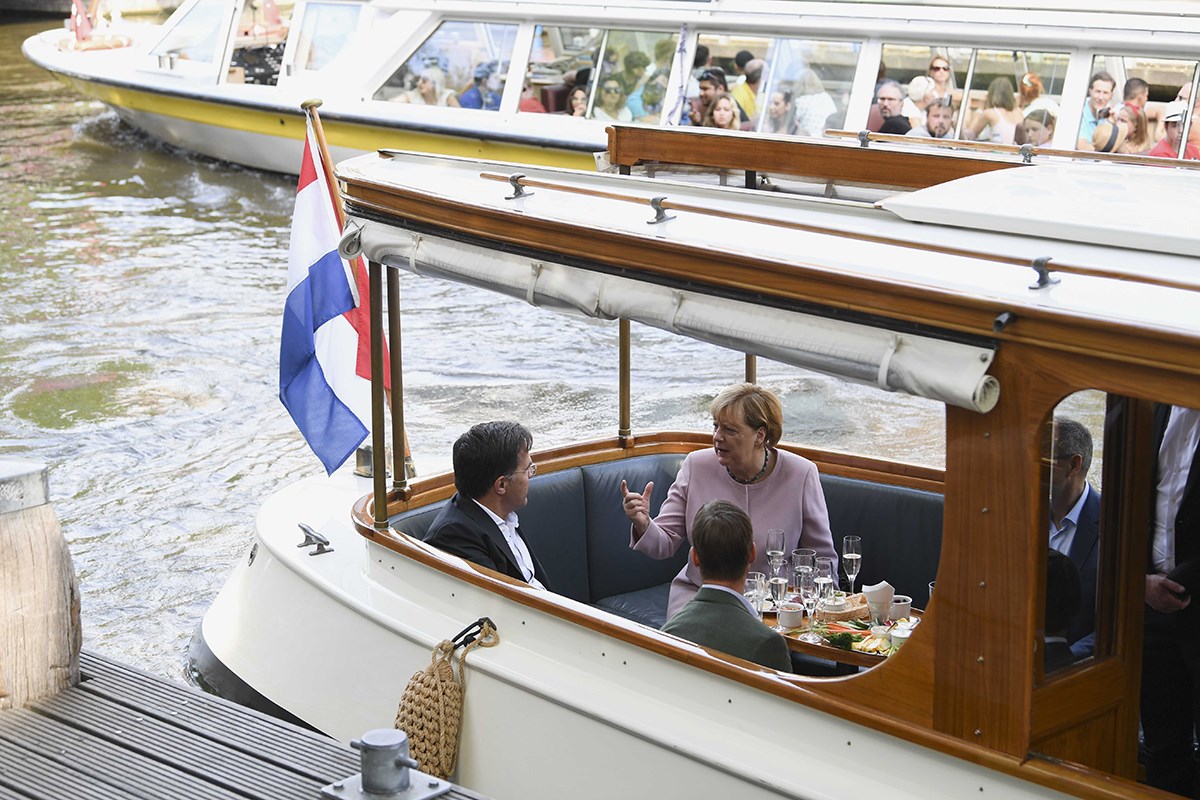 Nizozemski premijer dodijelio Merkel vitešku titulu
