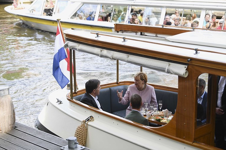 Nizozemski premijer dodijelio Merkel vitešku titulu
