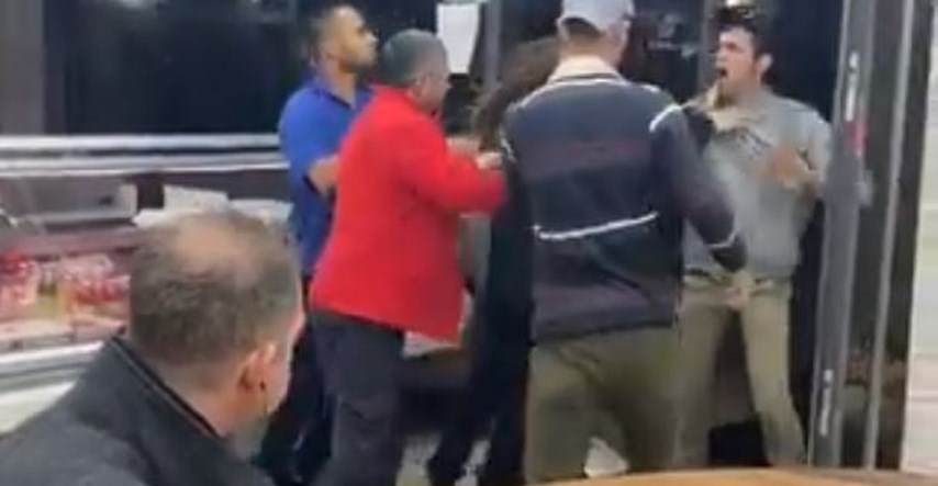 VIDEO Postao hit jer je mirno jeo svoj kebab dok se ekipa tukla oko njega