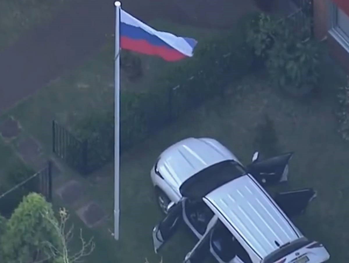 VIDEO Auto se zabio u ruski konzulat u Sydneyu