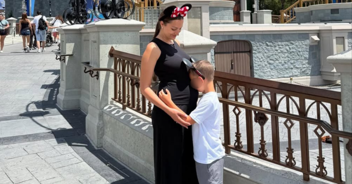 Prijovićka objavila obiteljske fotke iz Disneylanda, pokazala i trudnički trbuščić