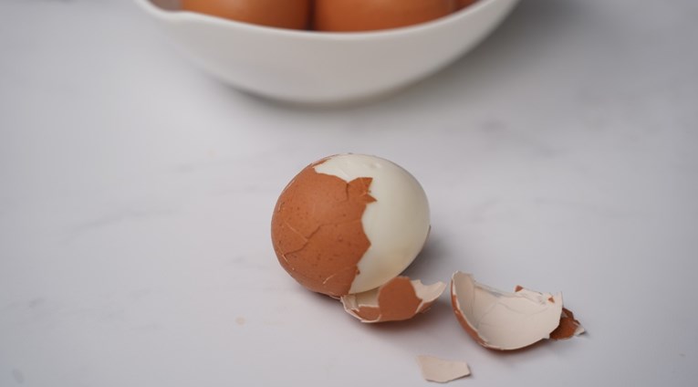 Uz ovaj jednostavni postupak guljenje jaja nikada nije bilo brže i lakše
