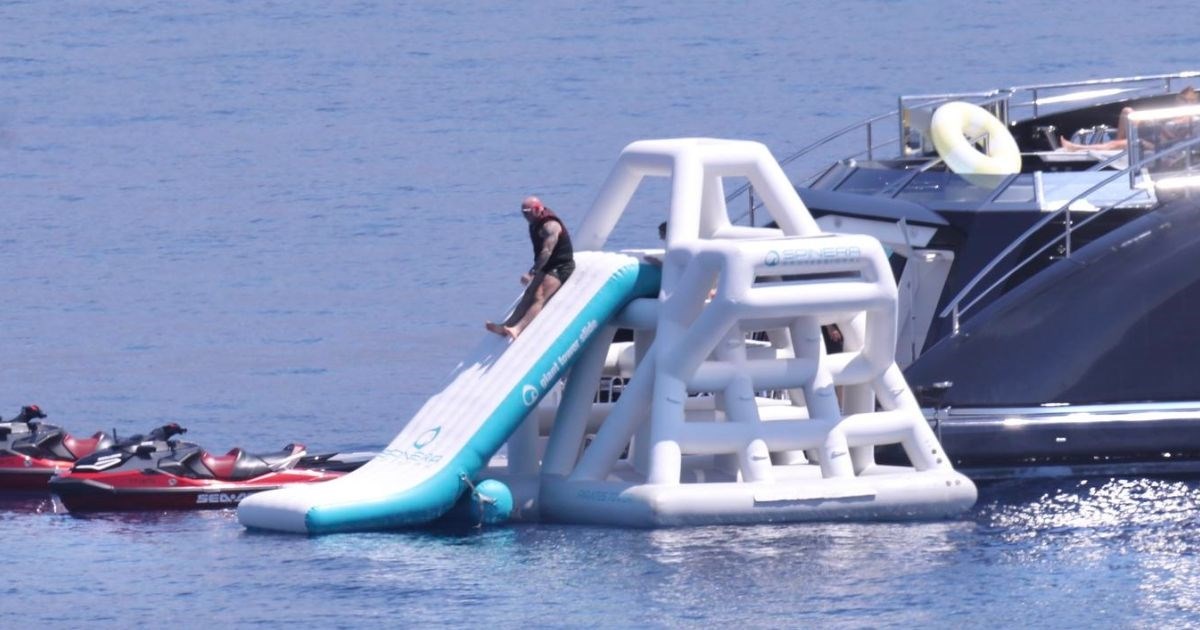 FOTO Joe Rogan s obitelji došao na Brač. Uživaju na superjahti i skaču u more